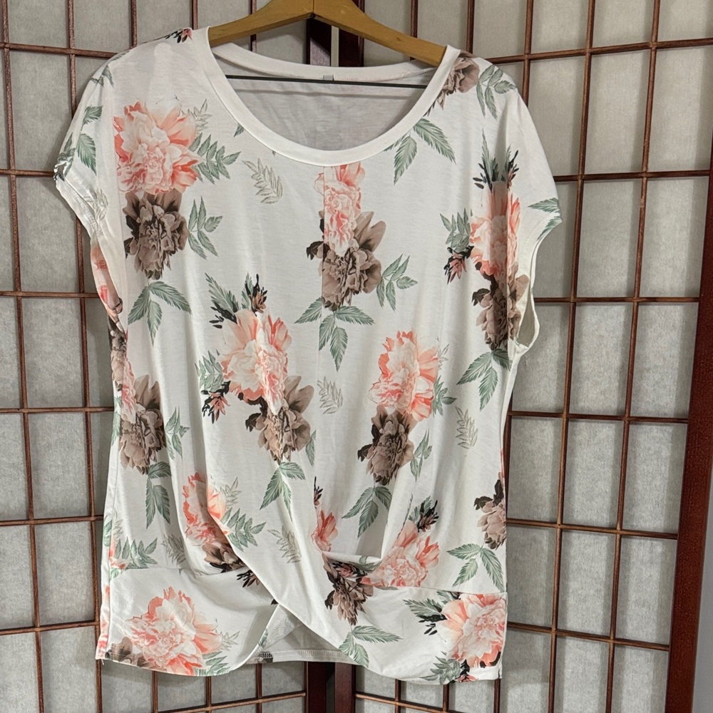 Floral Delight Short Sleeve Women's Top PTP 23 inches